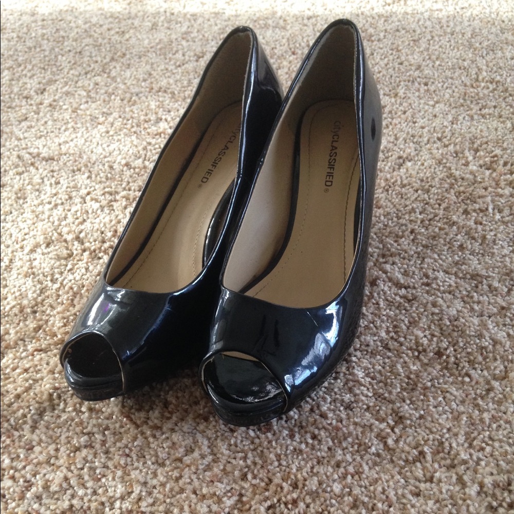 Black peep toe pumps ( city classified)